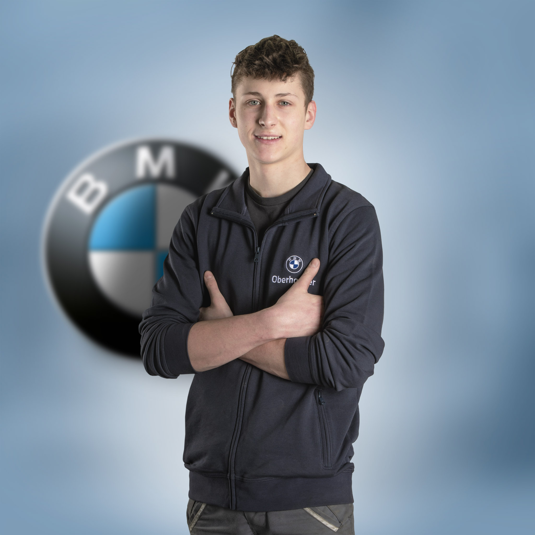 BMW Oberhauser Mitabeiter - Hintergrund mit BMW Logo