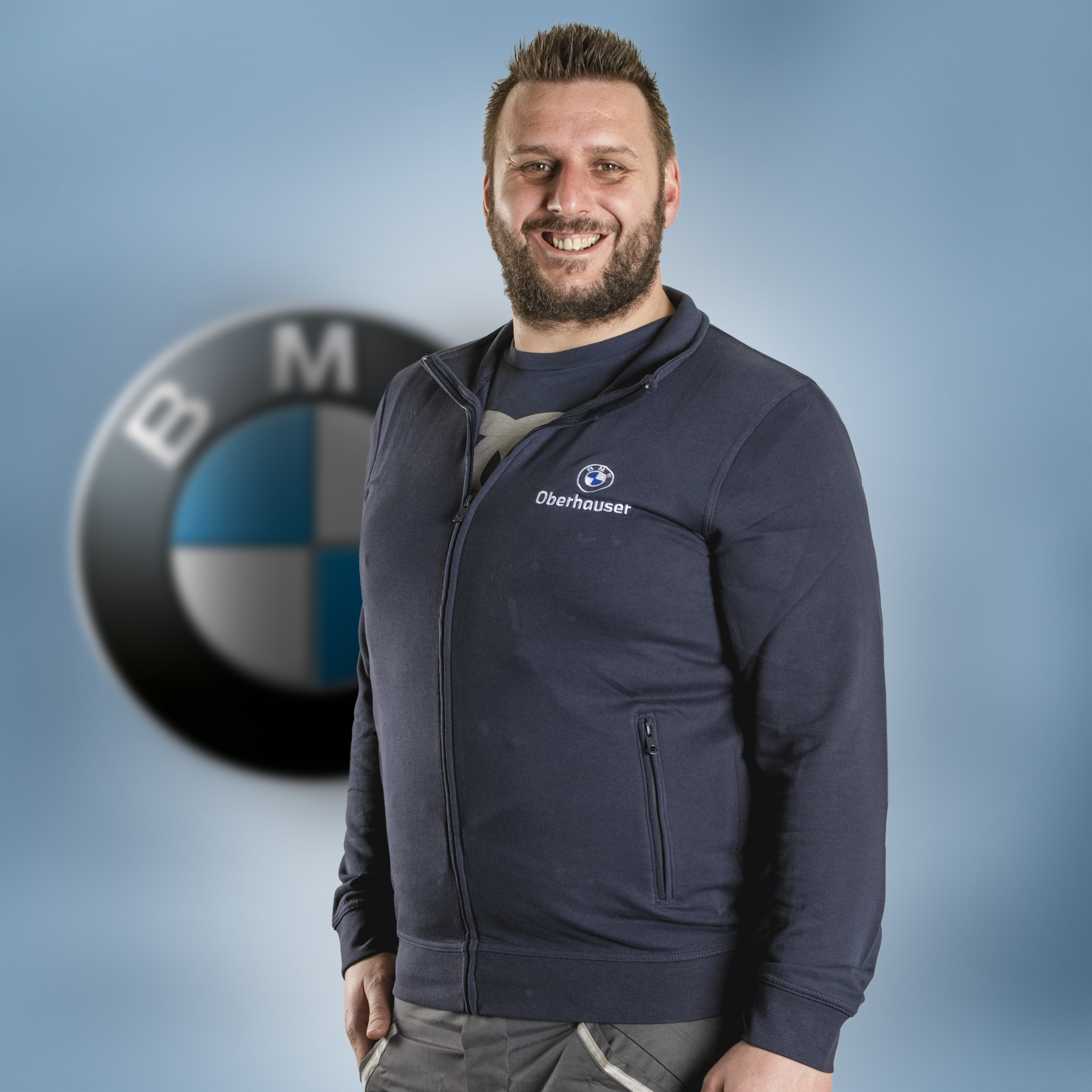 BMW Oberhauser Mitabeiter - Hintergrund mit BMW Logo